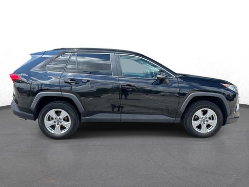 Used 2020 Toyota RAV4 XLE FWD image 2
