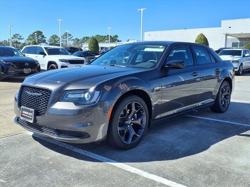Used 2023 Chrysler 300 Touring w/ Sport Appearance Package image 3