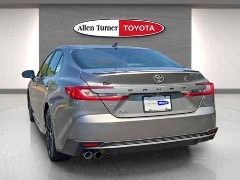 Used 2025 Toyota Camry SE image 9