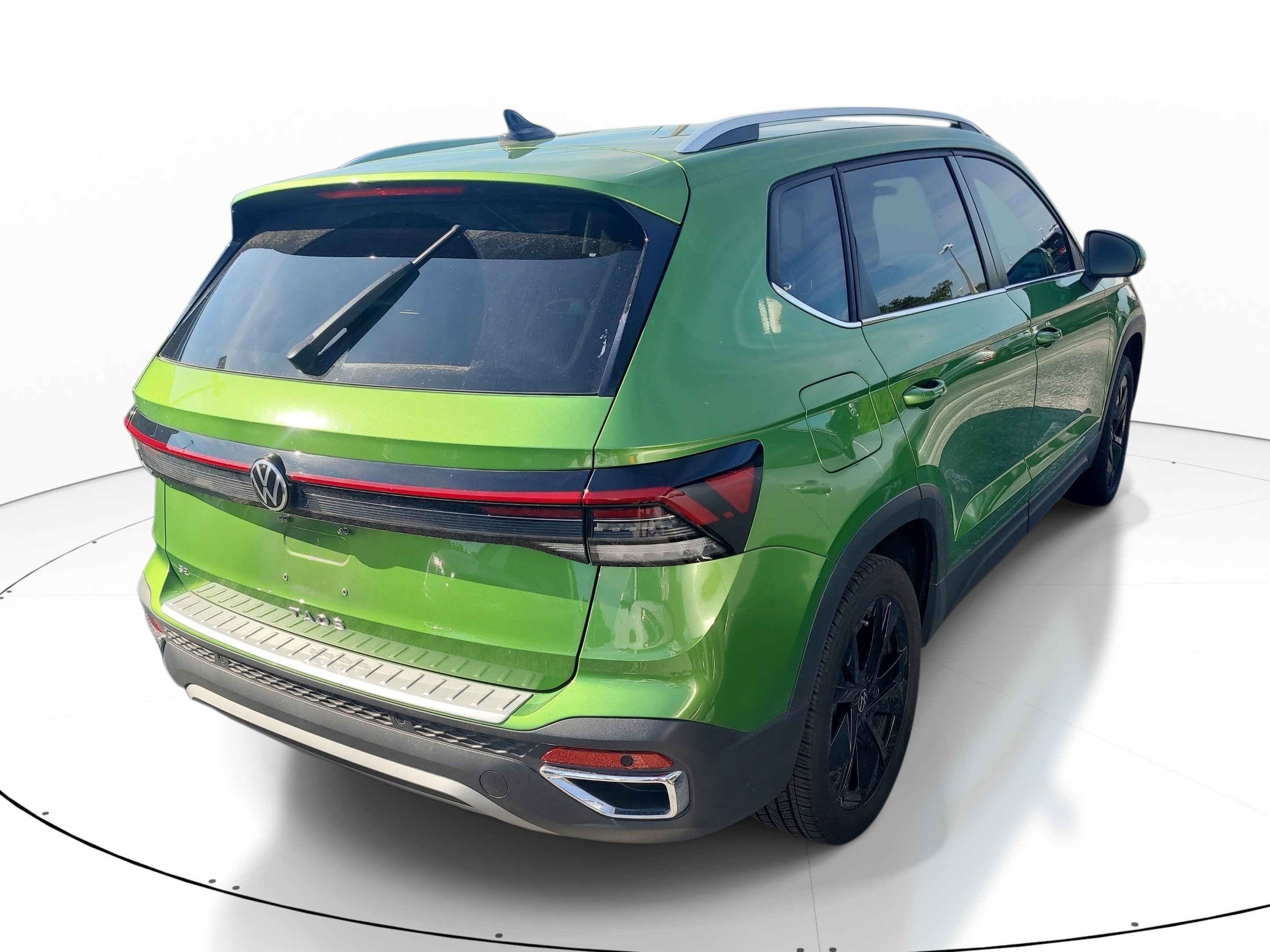 Used 2025 Volkswagen Taos SE w/ Black Wheel Package FWD image 7