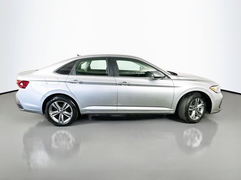 Used 2024 Volkswagen Jetta SE image 8