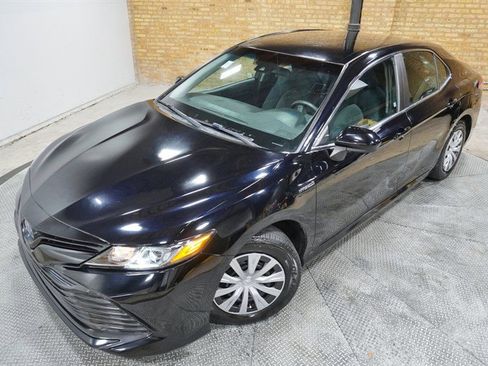 Used 2018 Toyota Camry LE image 2
