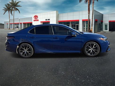 Used 2023 Toyota Camry SE image 2