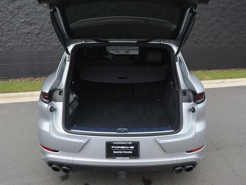 Certified 2025 Porsche Cayenne AWD/4WD image 35