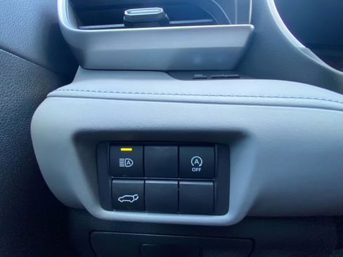 Used 2024 Toyota Highlander XLE AWD/4WD image 17