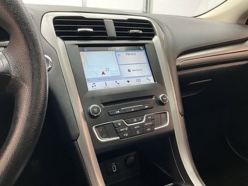 Used 2018 Ford Fusion SE w/ Fusion SE Technology Package image 9