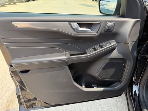 Used 2022 Ford Escape Titanium image 8