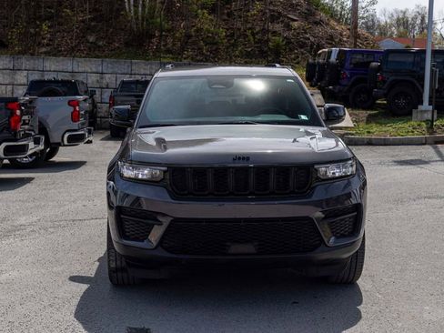 Used 2024 Jeep Grand Cherokee Altitude AWD/4WD image 2