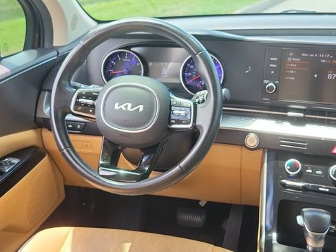 Used 2022 Kia Carnival LX FWD image 19