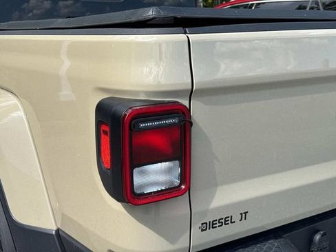 Used 2022 Jeep Gladiator Overland w/ Trailer Tow Package AWD/4WD image 12