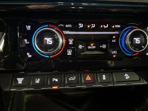 Used 2024 GMC Sierra 2500 AT4 w/ AT4 Premium Plus Package AWD/4WD image 24