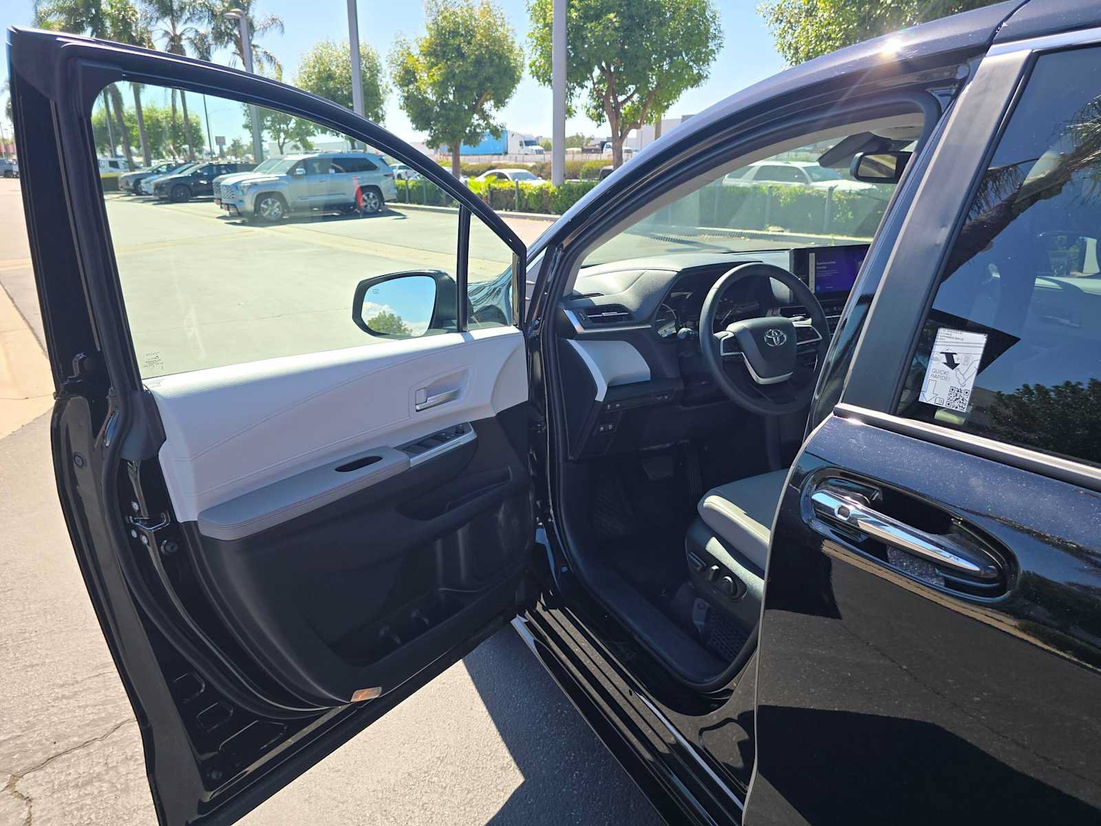 Used 2026 Toyota Sienna XLE FWD image 22