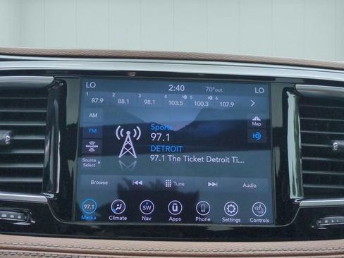 Used 2020 Chrysler Pacifica Limited w/ Tire & Wheel Group FWD image 23