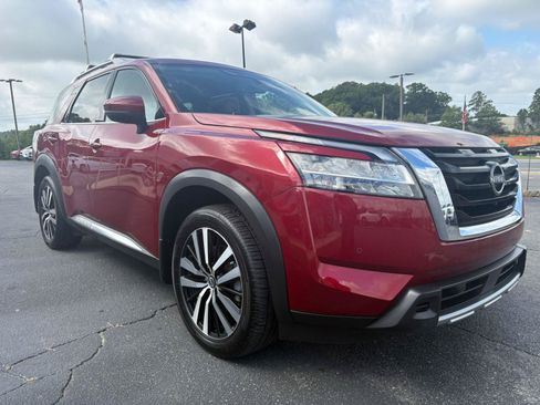 Used 2023 Nissan Pathfinder Platinum FWD image 3
