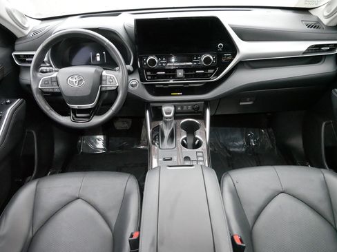 Used 2023 Toyota Highlander Platinum image 10