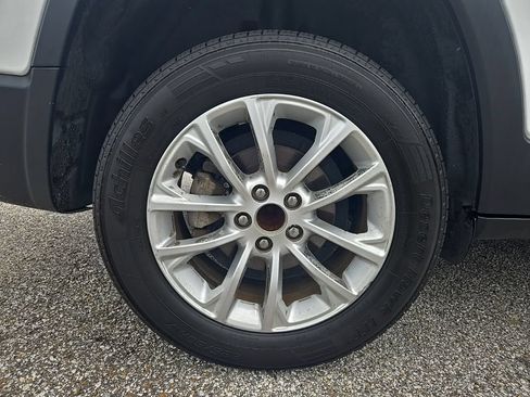 Used 2020 Jeep Cherokee Latitude FWD image 26