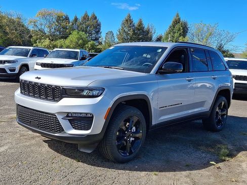 New 2025 Jeep Grand Cherokee Limited w/ Black Appearance Package AWD/4WD image 4