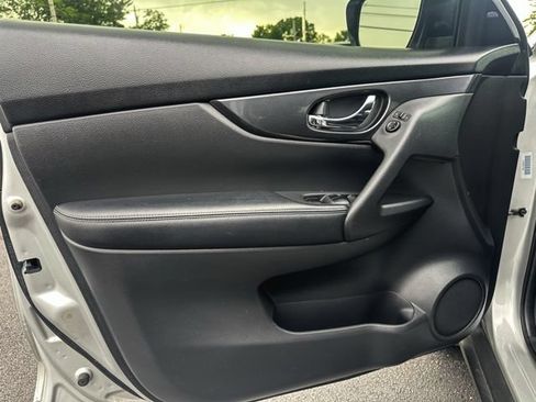 Used 2020 Nissan Rogue SV FWD image 14