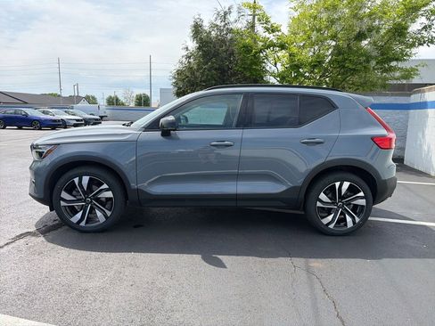 Used 2023 Volvo XC40 B5 Plus w/ Driver Assist Package AWD/4WD image 2