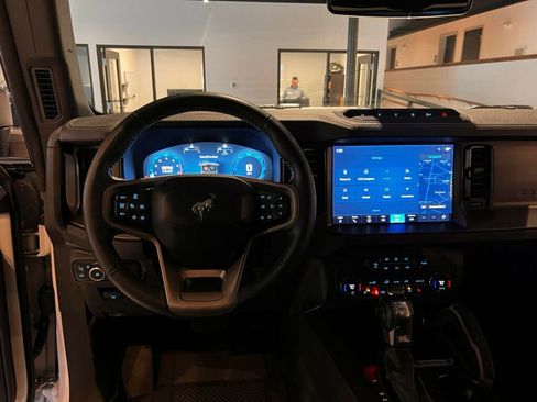 Used 2025 Ford Bronco Badlands image 17