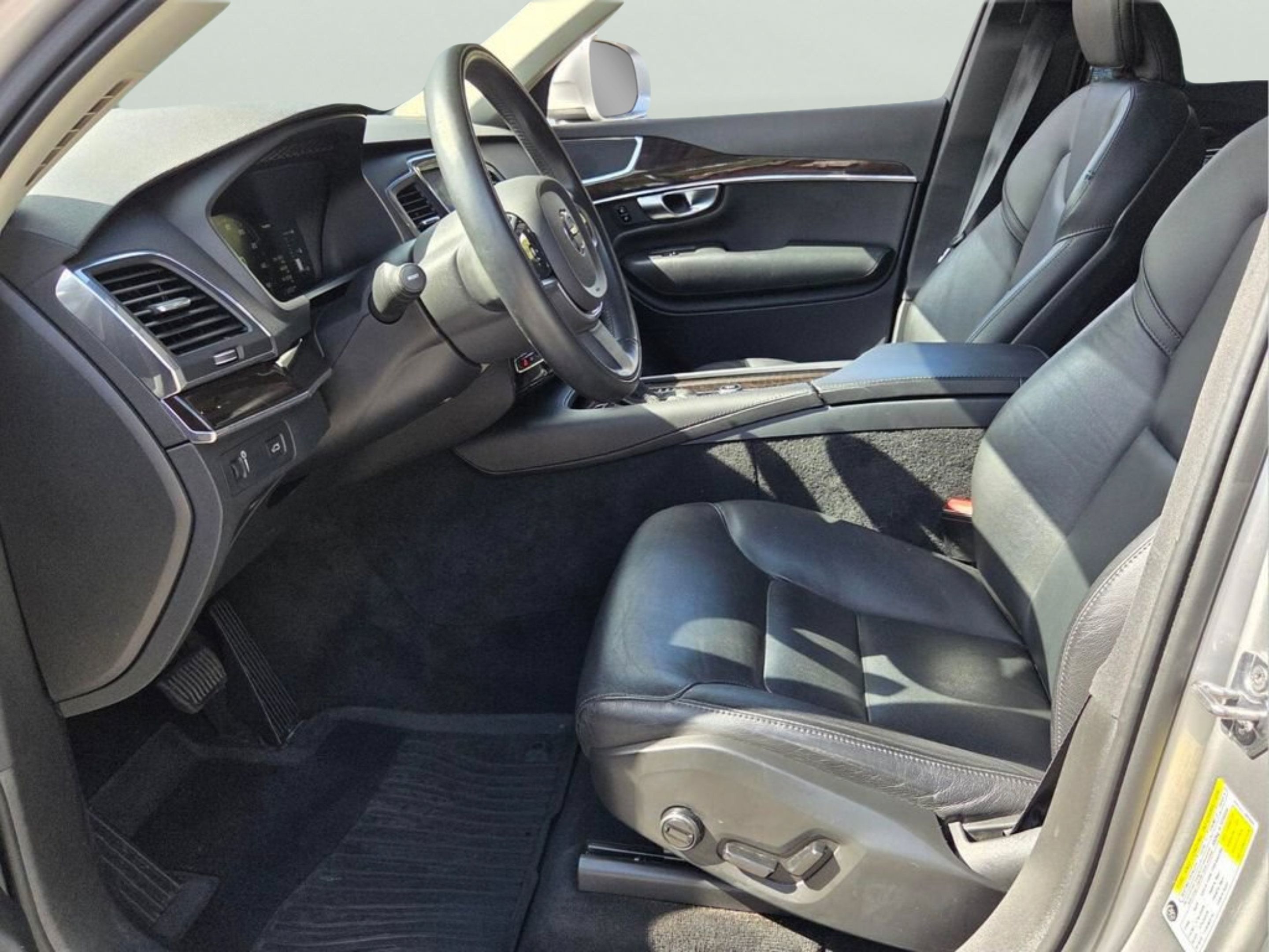 Used 2019 Volvo XC90 T5 Momentum w/ Protection Package Premier AWD/4WD image 9