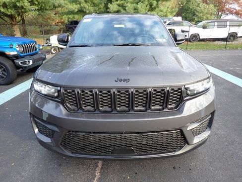 New 2025 Jeep Grand Cherokee Altitude image 9