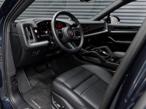 Used 2025 Porsche Cayenne Coupe image 4