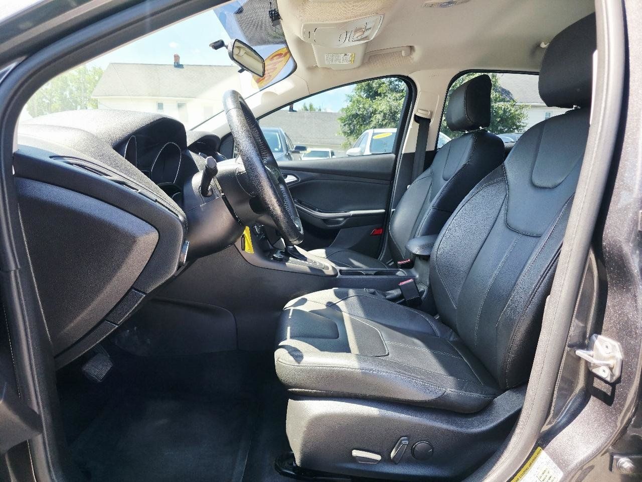 Used 2015 Ford Focus SE w/ Equipment Group 201A FWD image 13