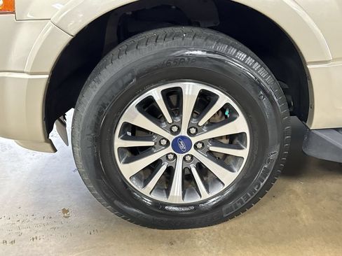 Used 2017 Ford Expedition XLT w/ Equipment Group 202A RWD image 33