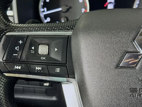 Used 2023 Mitsubishi Outlander SE image 13