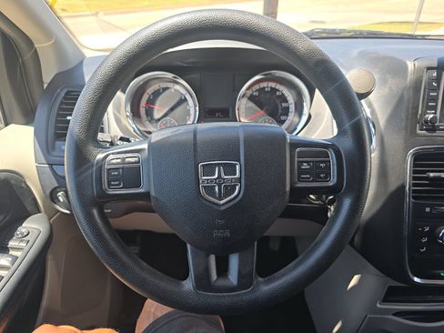 Used 2018 Dodge Grand Caravan SE w/ UConnect Hands-Free Group FWD image 8