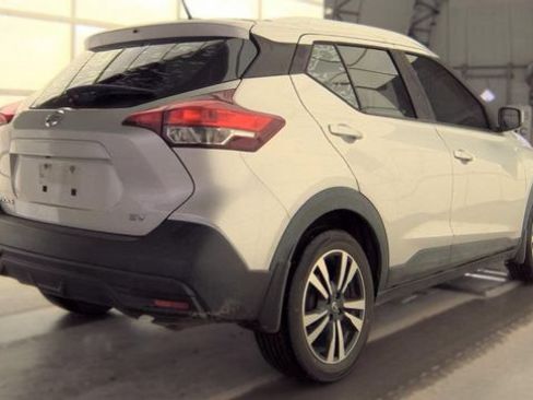 Used 2018 Nissan Kicks SV FWD image 3