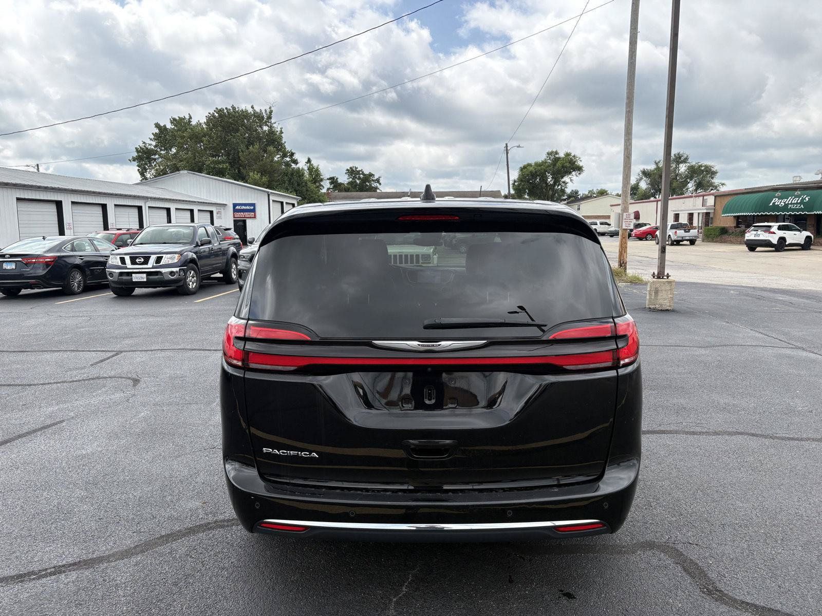 Used 2024 Chrysler Pacifica Touring-L FWD image 23