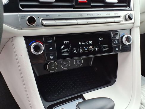 Used 2025 Genesis G70 2.5T AWD/4WD image 20