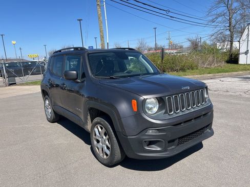 Used 2018 Jeep Renegade Latitude w/ Popular Equipment Group image 2