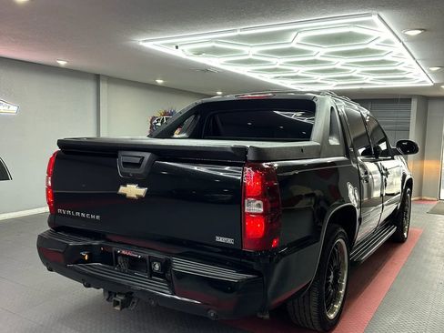 Used 2011 Chevrolet Avalanche LTZ RWD image 7