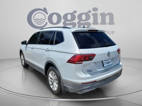 Used 2018 Volkswagen Tiguan SE w/ Panoramic Sunroof Package FWD image 2