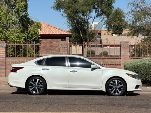 Used 2017 Nissan Altima 2.5 SR FWD image 9