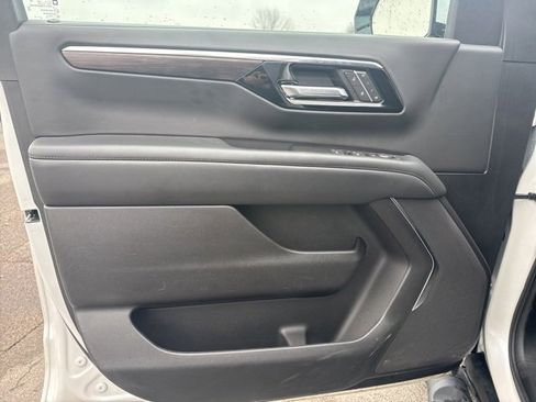 Used 2025 Chevrolet Suburban Z71 image 13