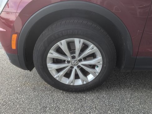 Used 2018 Volkswagen Tiguan SE w/ Panoramic Sunroof Package image 2