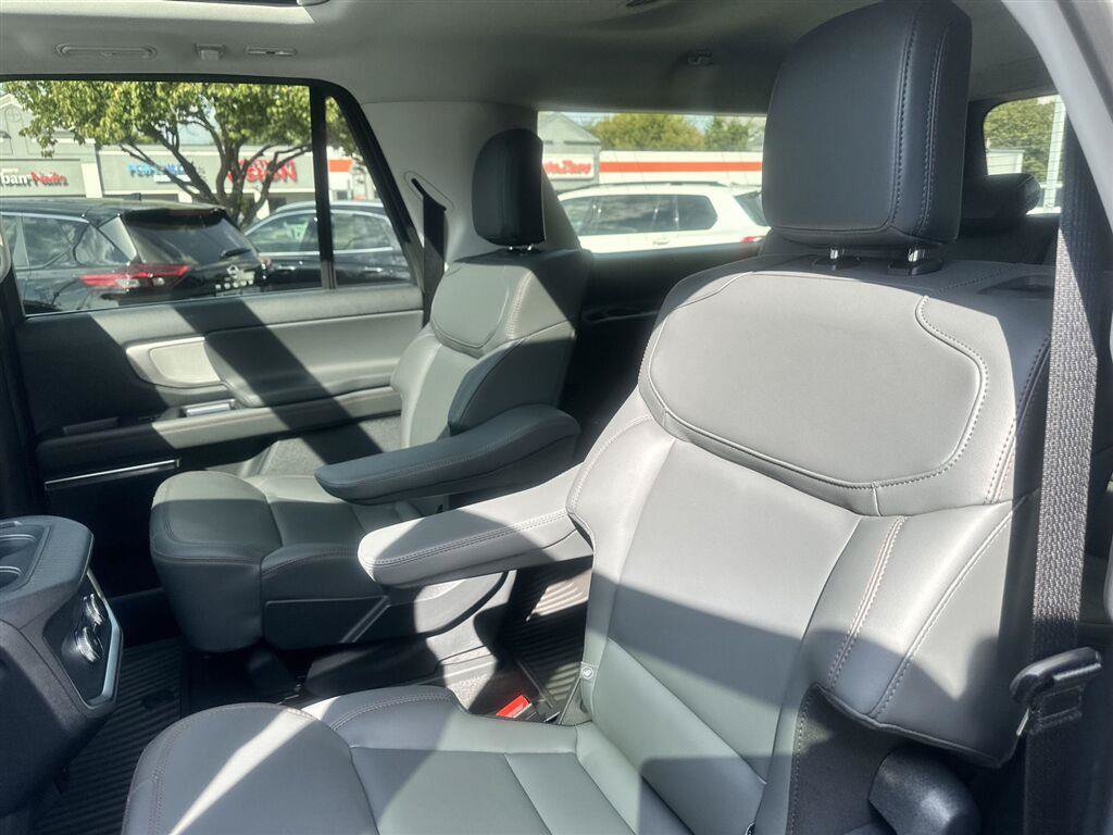 Used 2025 Ford Expedition Max Active AWD/4WD image 28