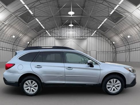 Used 2018 Subaru Outback 2.5i Premium image 3
