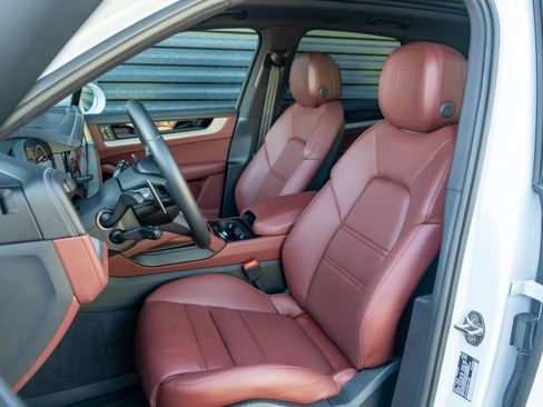 Certified 2024 Porsche Cayenne AWD/4WD image 5