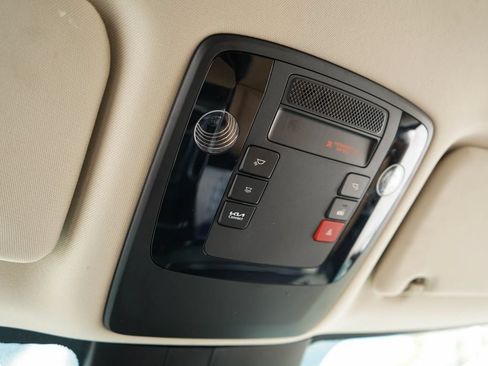 Used 2024 Kia Carnival EX FWD image 11