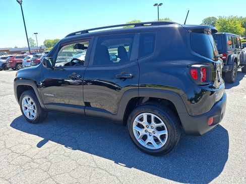 Used 2018 Jeep Renegade Latitude w/ Cold Weather Group AWD/4WD image 4