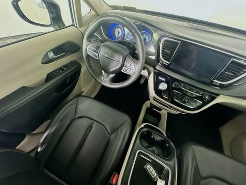 Used 2024 Chrysler Pacifica Touring-L image 9