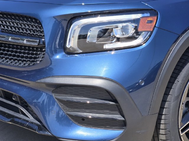 Used 2023 Mercedes-Benz GLB 250 w/ AMG Line image 5