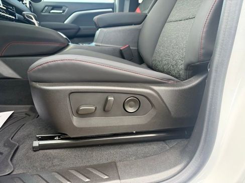 Used 2025 Chevrolet Colorado Z71 w/ Technology Package AWD/4WD image 19