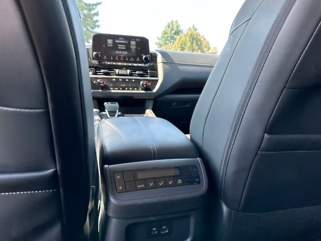 Used 2023 Nissan Pathfinder SL AWD/4WD image 17