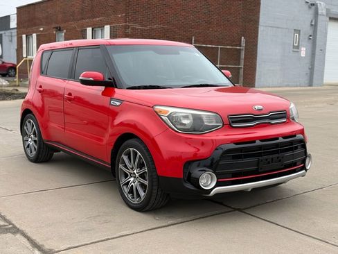 Used 2018 Kia Soul ! FWD image 2